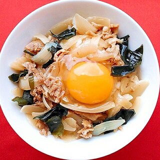 卵乗せワカメ入り牛丼